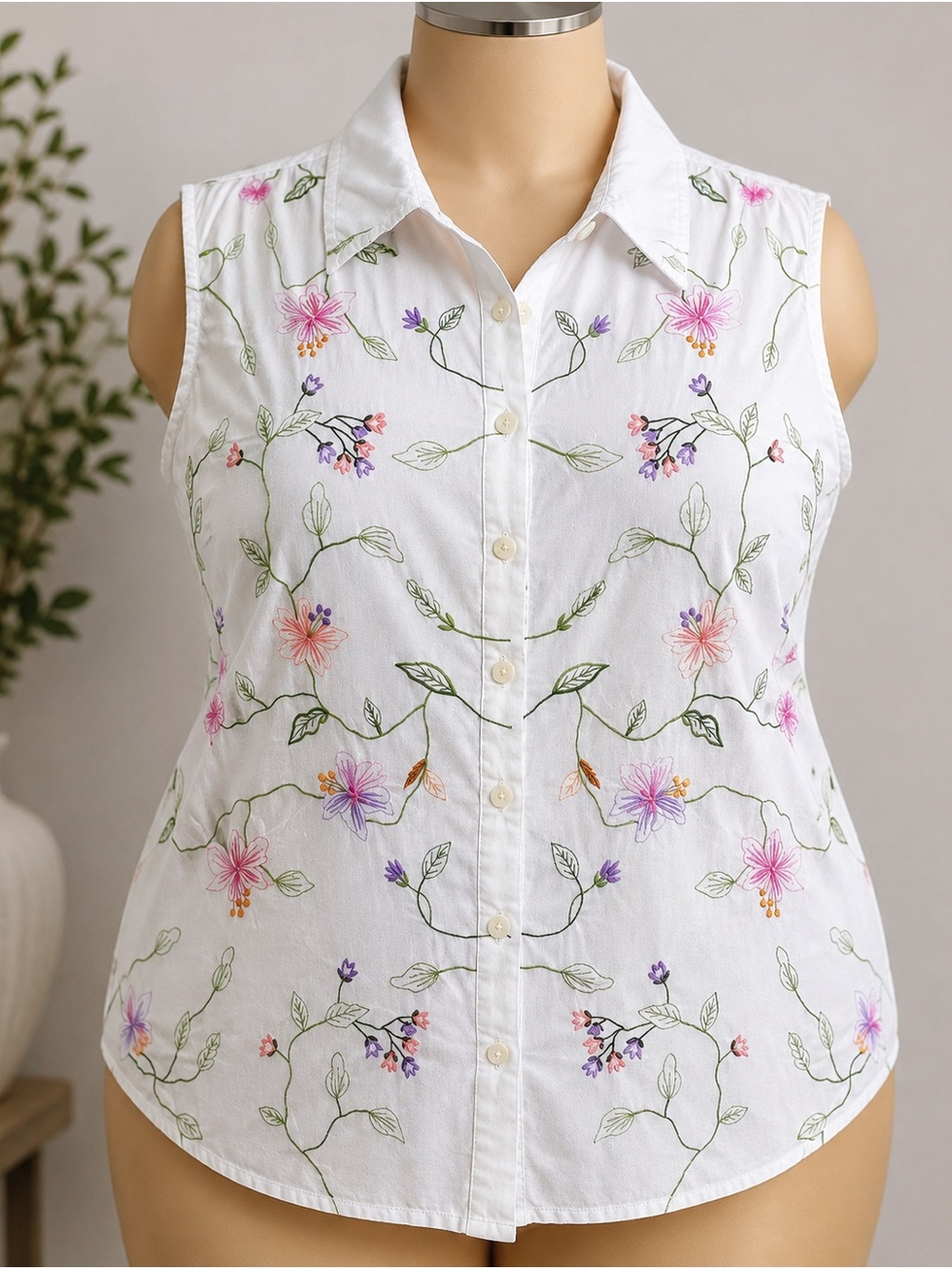 Embroidered Floral plus grandmacore Sleeveless Cotton Button Front Blouse 30/32